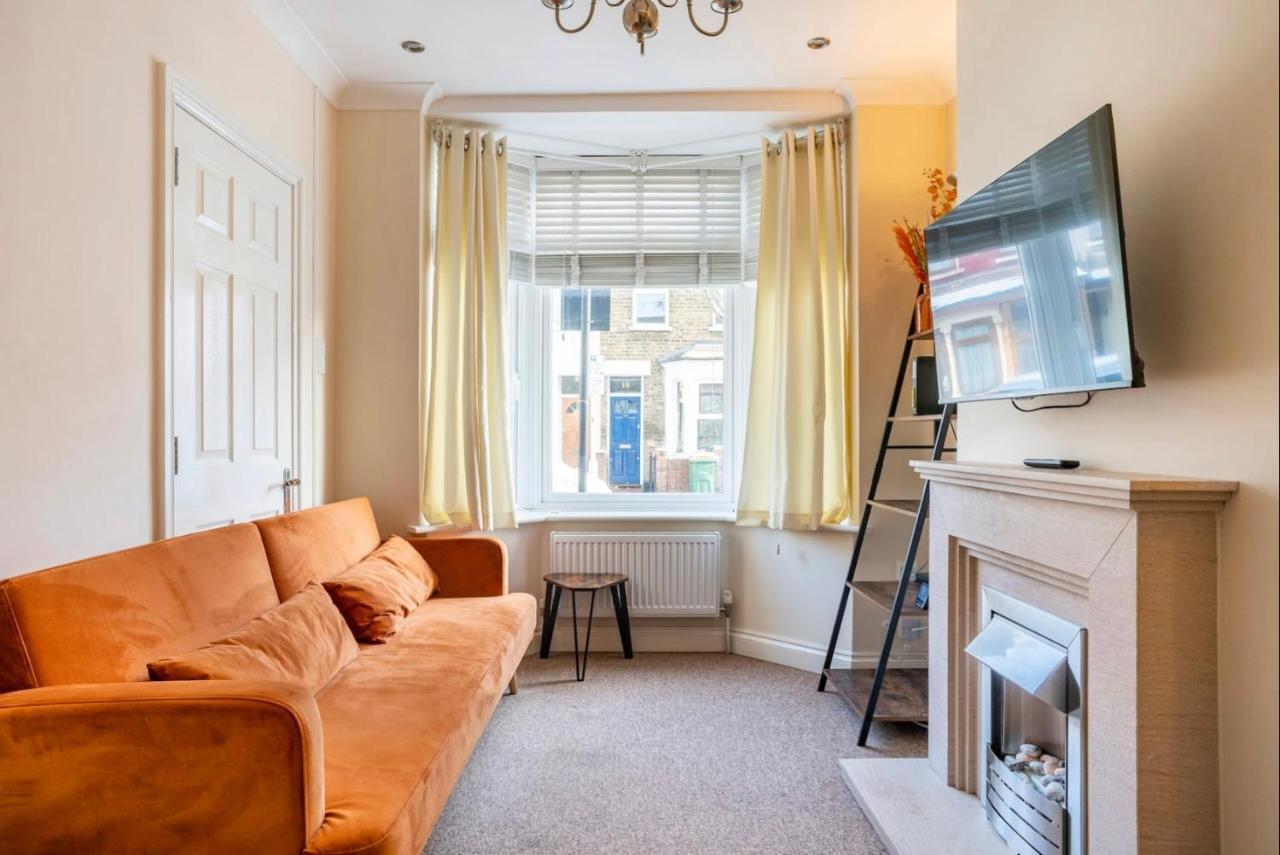 2 Bed Terraced House With Loft In Stratford Londonヴィラ エクステリア 写真