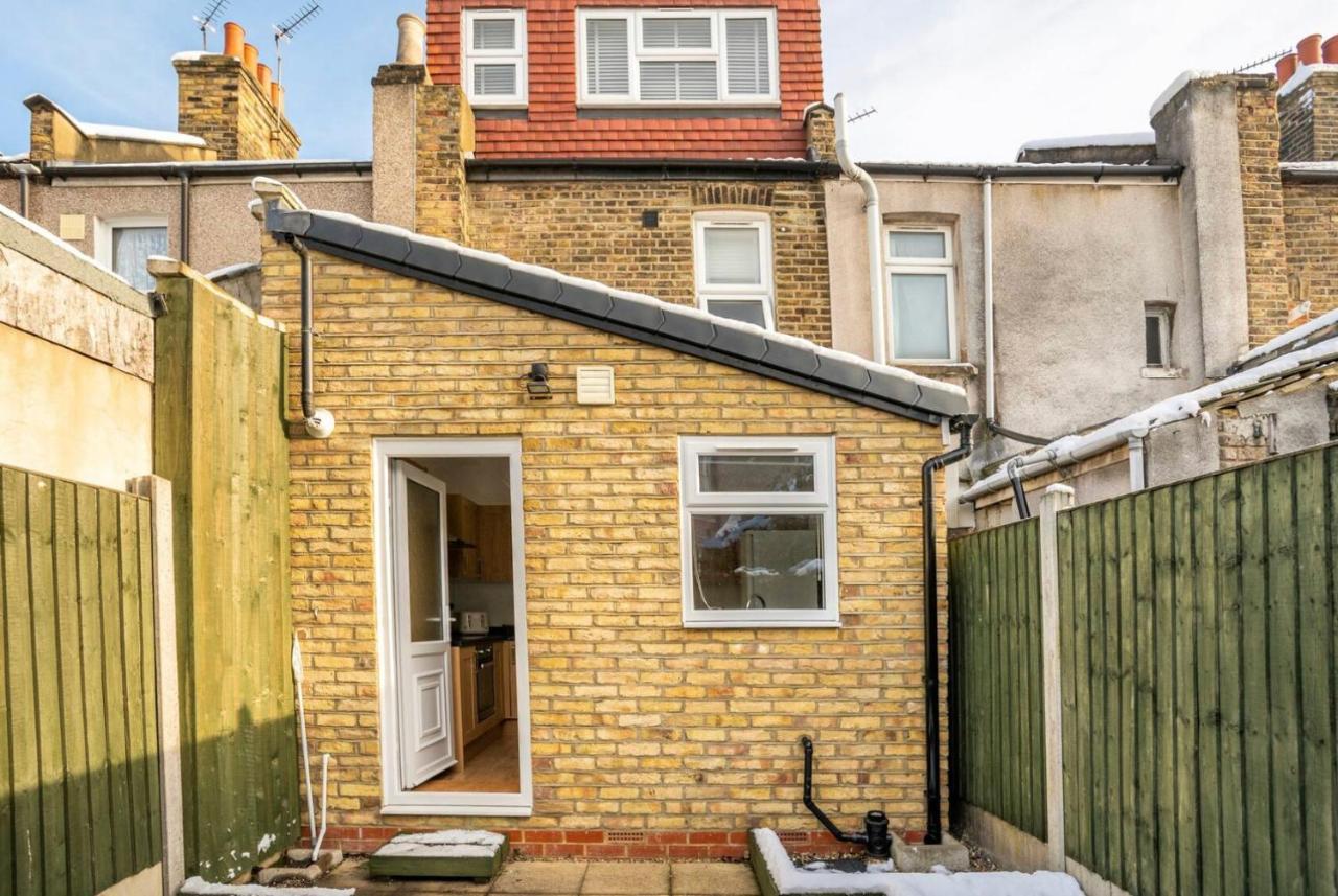 2 Bed Terraced House With Loft In Stratford Londonヴィラ エクステリア 写真